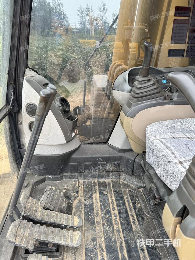 驾驶室顶部(整机外观) 驾驶室顶部(整机外观)