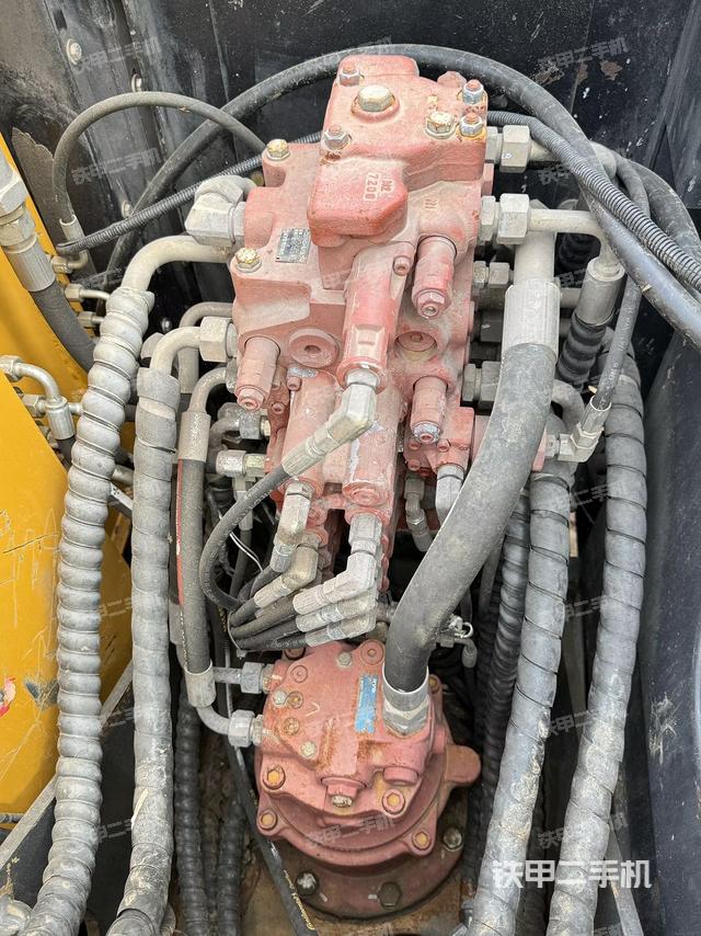 回轉(zhuǎn)馬達(dá)和主控閥(整機(jī)外觀) 回轉(zhuǎn)馬達(dá)和主控閥(整機(jī)外觀)