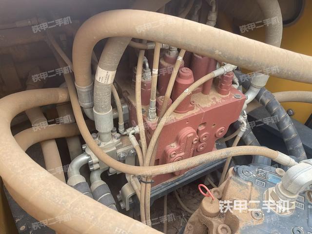 回转马达和主控阀（整机外观）