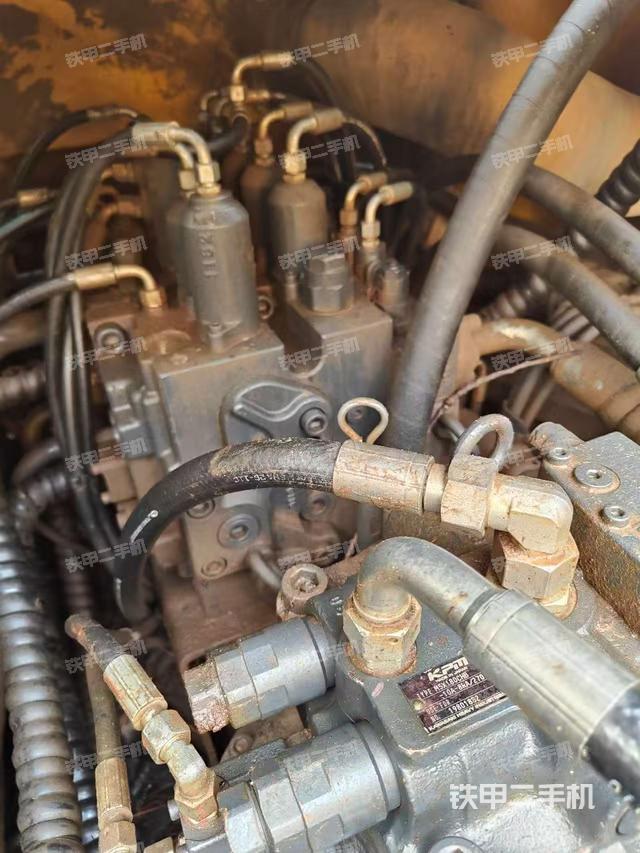 回转马达和主控阀(整机外观) 回转马达和主控阀(整机外观)