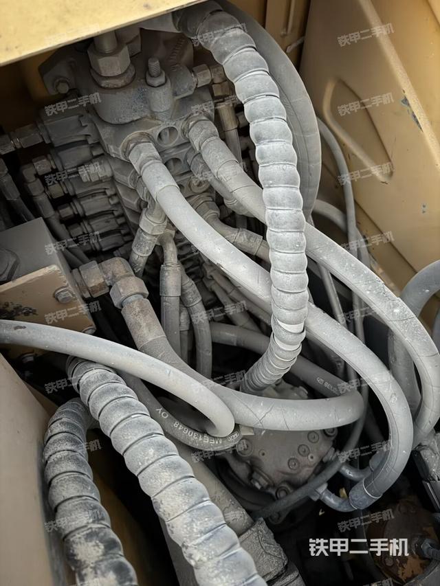 回转马达和主控阀(整机外观) 回转马达和主控阀(整机外观)