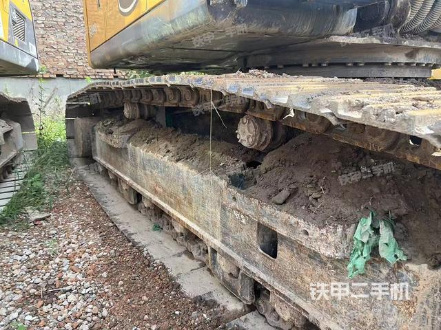 单侧履带整体(整机外观) 单侧履带整体(整机外观)