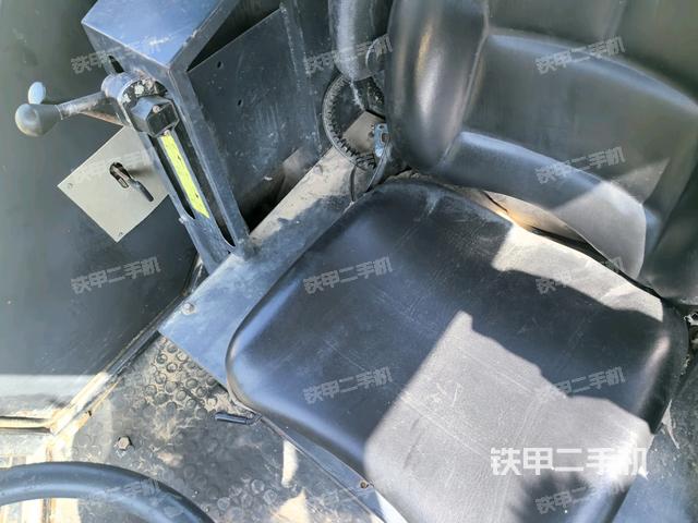 操作臺全景（壓路機駕駛室）