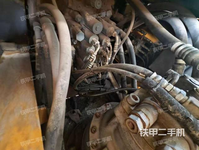 回轉(zhuǎn)馬達和主控閥(整機外觀) 回轉(zhuǎn)馬達和主控閥(整機外觀)