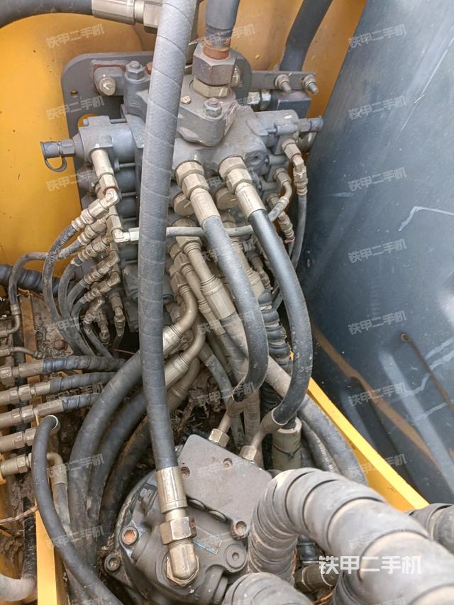 回轉馬達和主控閥（整機外觀）