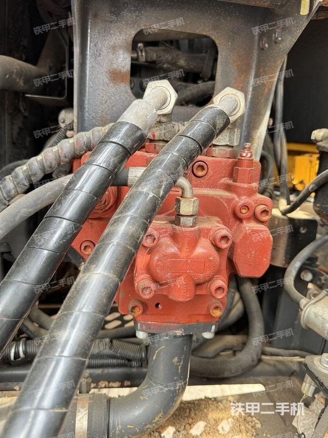 液壓泵艙室正面整體(整機(jī)外觀) 液壓泵艙室正面整體(整機(jī)外觀)