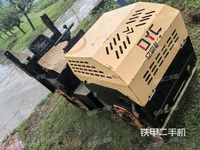 右前45°(压路机整机外观) 右前45°(压路机整机外观)