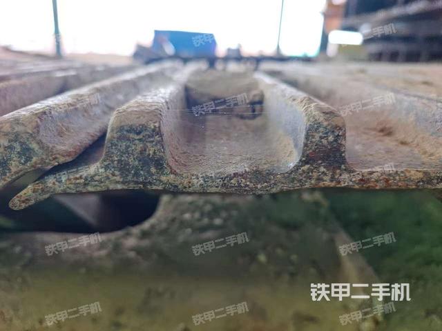 單側(cè)履帶整體(整機外觀) 單側(cè)履帶整體(整機外觀)