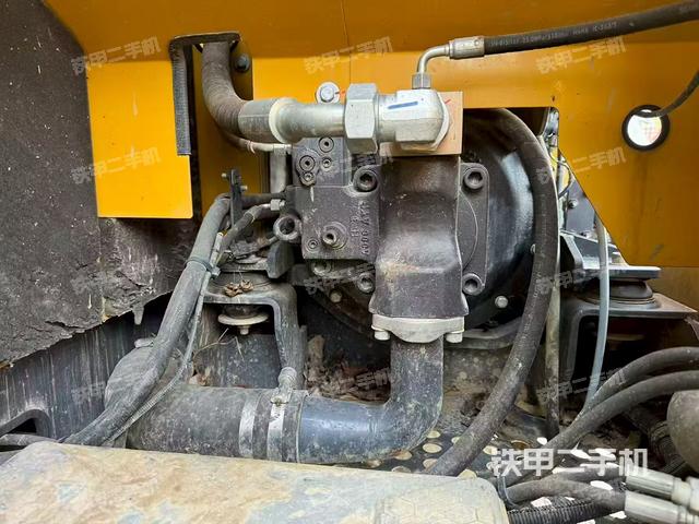 液压泵舱室正面整体(整机外观) 液压泵舱室正面整体(整机外观)