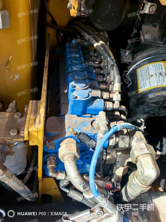 回轉(zhuǎn)馬達(dá)和主控閥（整機(jī)外觀）