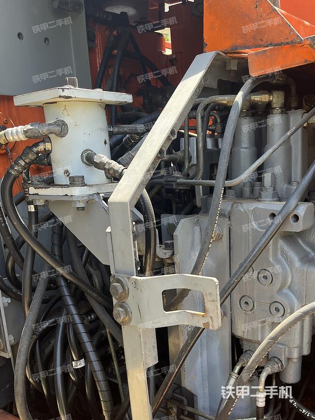 回轉(zhuǎn)馬達(dá)和主控閥(整機(jī)外觀) 回轉(zhuǎn)馬達(dá)和主控閥(整機(jī)外觀)