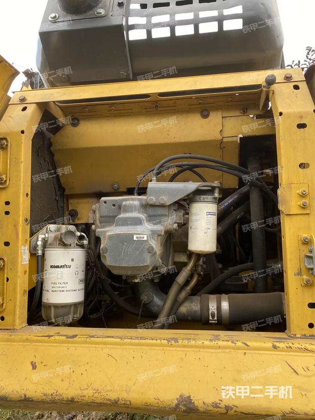 液壓泵艙室正面整體(整機(jī)外觀) 液壓泵艙室正面整體(整機(jī)外觀)