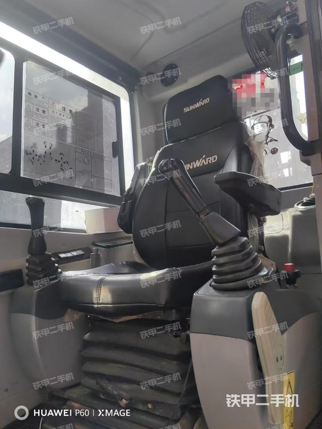 駕駛室整體(整機(jī)外觀) 駕駛室整體(整機(jī)外觀)