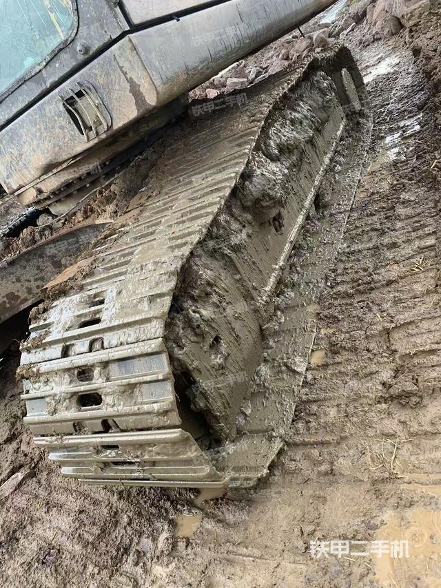 單側(cè)履帶整體(整機(jī)外觀) 單側(cè)履帶整體(整機(jī)外觀)