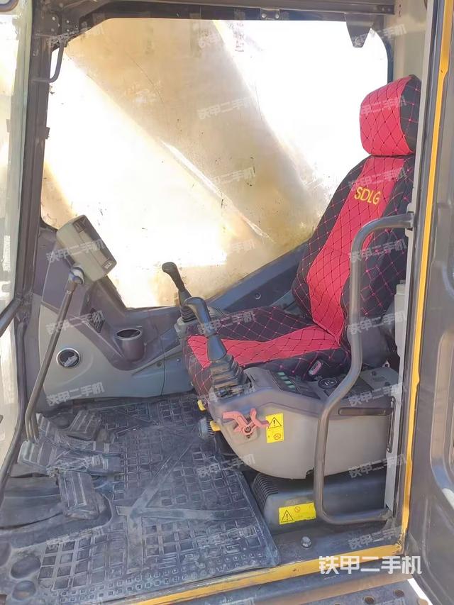 驾驶室整体(整机外观) 驾驶室整体(整机外观)