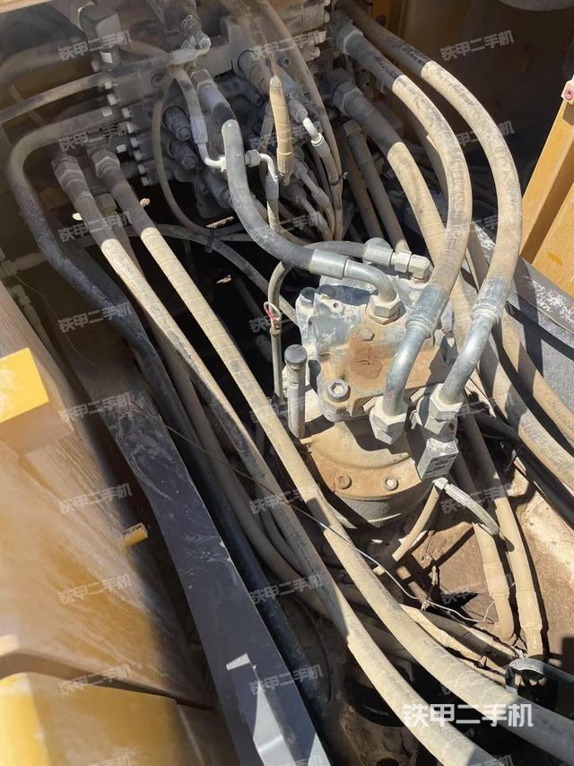 回轉(zhuǎn)馬達和主控閥(整機外觀) 回轉(zhuǎn)馬達和主控閥(整機外觀)