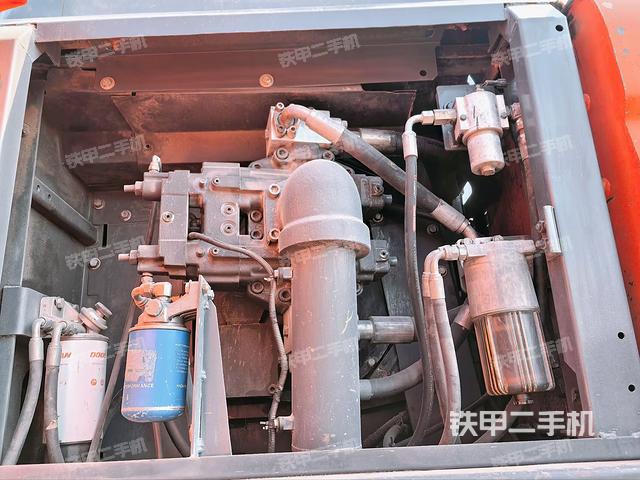 液压泵舱室正面整体(整机外观) 液压泵舱室正面整体(整机外观)