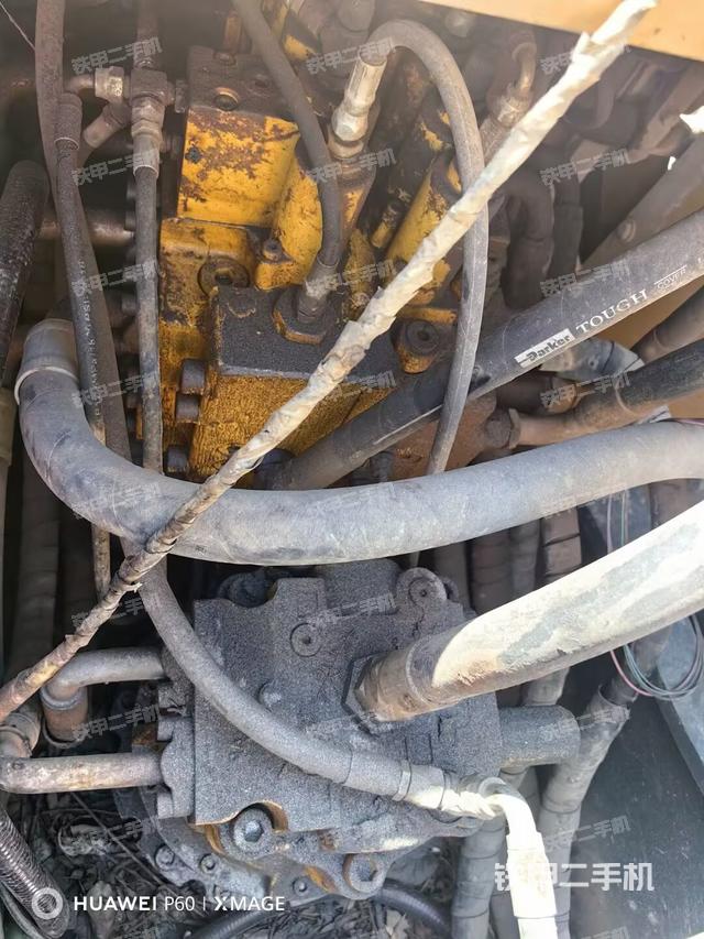 回转马达和主控阀(整机外观) 回转马达和主控阀(整机外观)