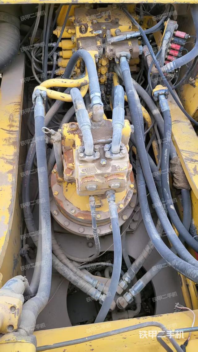 回轉馬達和主控閥(整機外觀) 回轉馬達和主控閥(整機外觀)