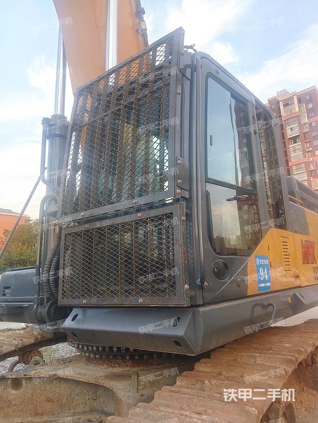 駕駛室整體(整機(jī)外觀) 駕駛室整體(整機(jī)外觀)