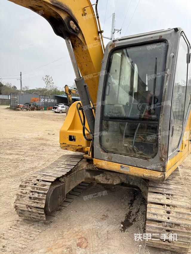 驾驶室顶部(整机外观) 驾驶室顶部(整机外观)