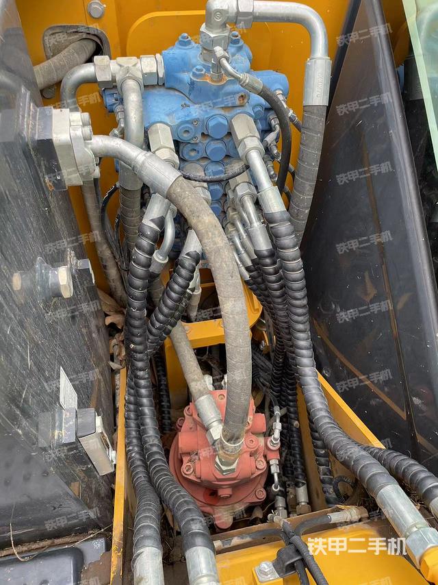 回轉(zhuǎn)馬達(dá)和主控閥(整機(jī)外觀) 回轉(zhuǎn)馬達(dá)和主控閥(整機(jī)外觀)