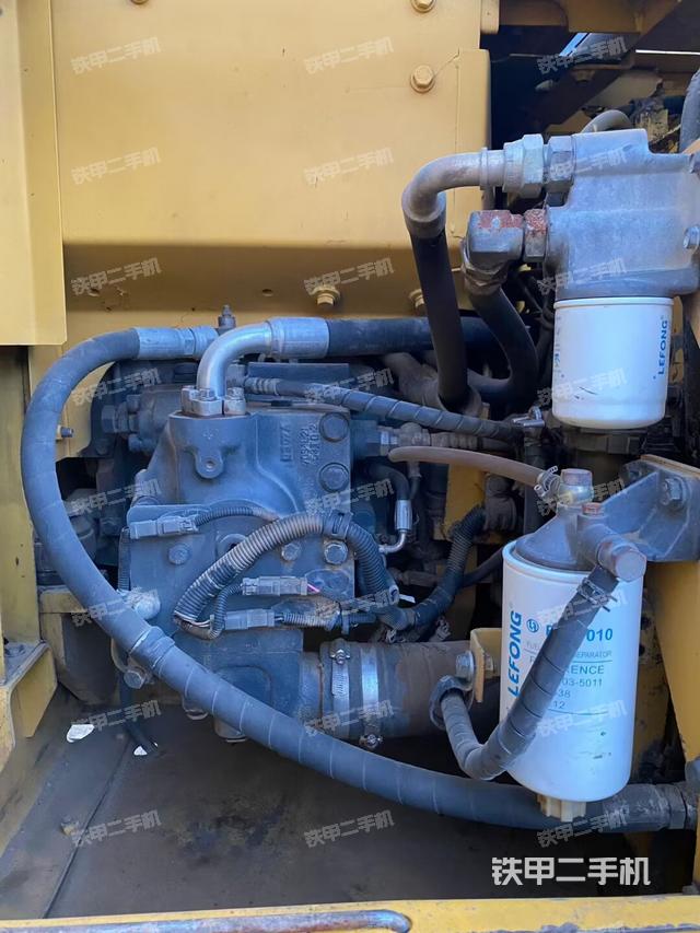 液压泵舱室正面整体(整机外观) 液压泵舱室正面整体(整机外观)