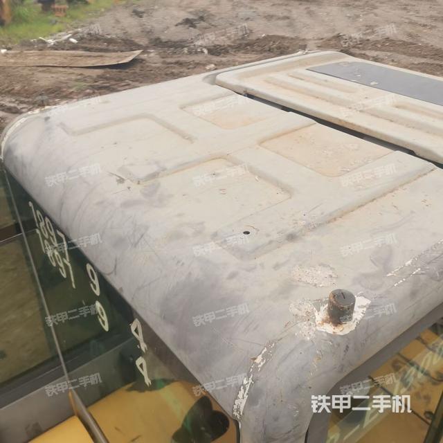 駕駛室頂部(整機(jī)外觀) 駕駛室頂部(整機(jī)外觀)