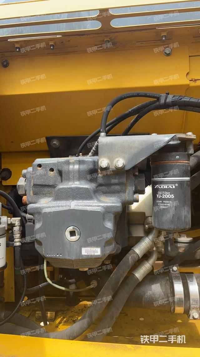 液壓泵艙室正面整體（整機外觀）