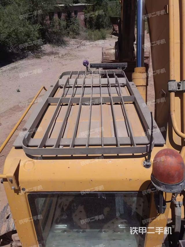 驾驶室顶部(整机外观) 驾驶室顶部(整机外观)