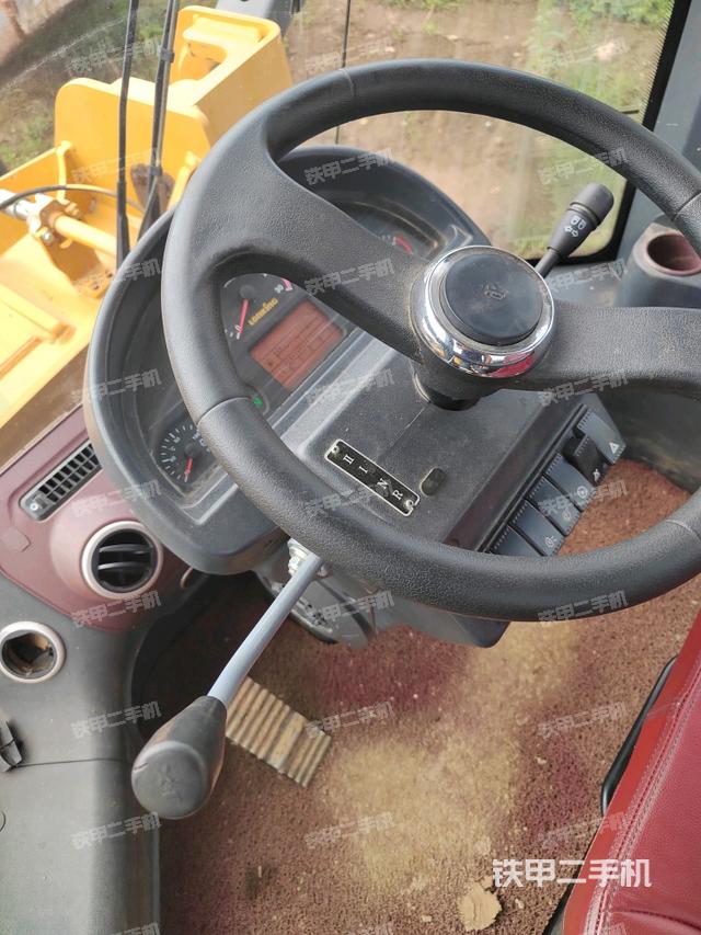 駕駛室操作臺(tái)(整機(jī)外觀及大件) 駕駛室操作臺(tái)(整機(jī)外觀及大件)