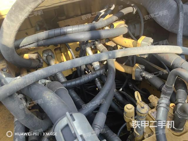 回轉(zhuǎn)馬達和主控閥(整機外觀) 回轉(zhuǎn)馬達和主控閥(整機外觀)