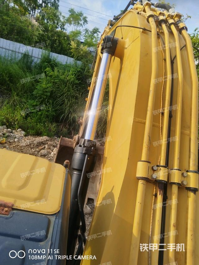 大臂背部俯視(工作和回轉(zhuǎn)裝置) 大臂背部俯視(工作和回轉(zhuǎn)裝置)