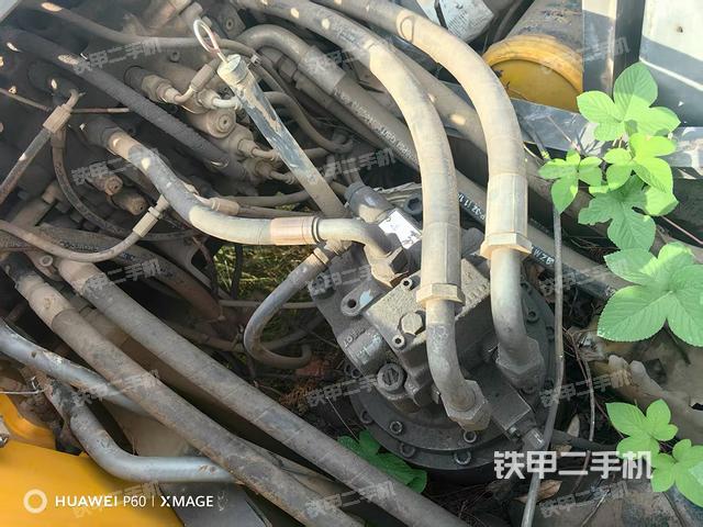 回转马达和主控阀(整机外观) 回转马达和主控阀(整机外观)