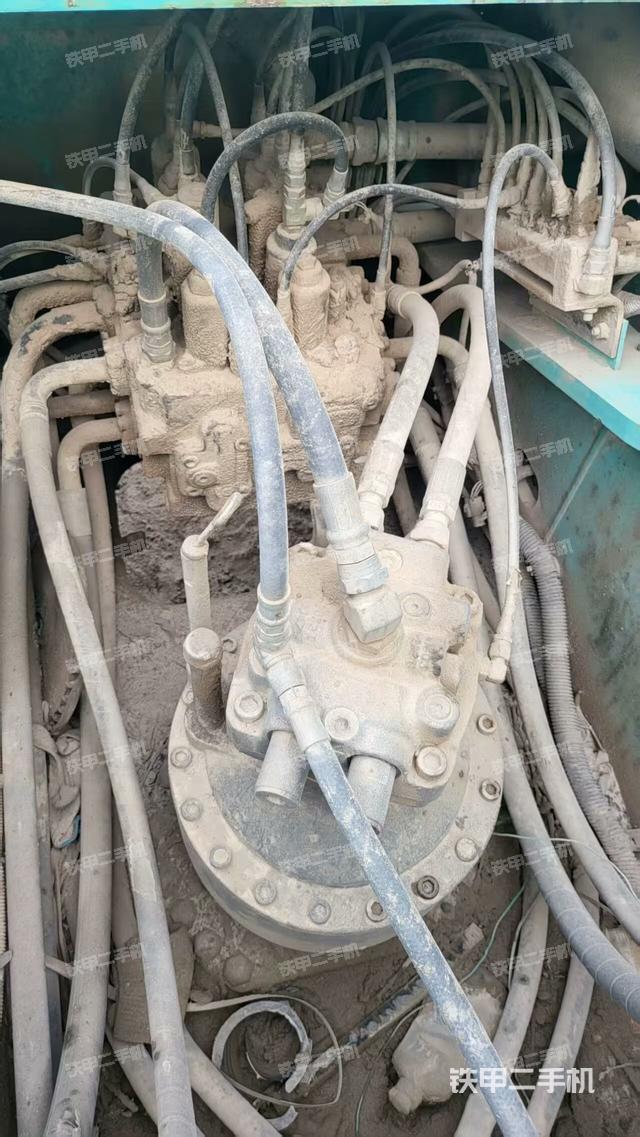 回转马达和主控阀(整机外观) 回转马达和主控阀(整机外观)