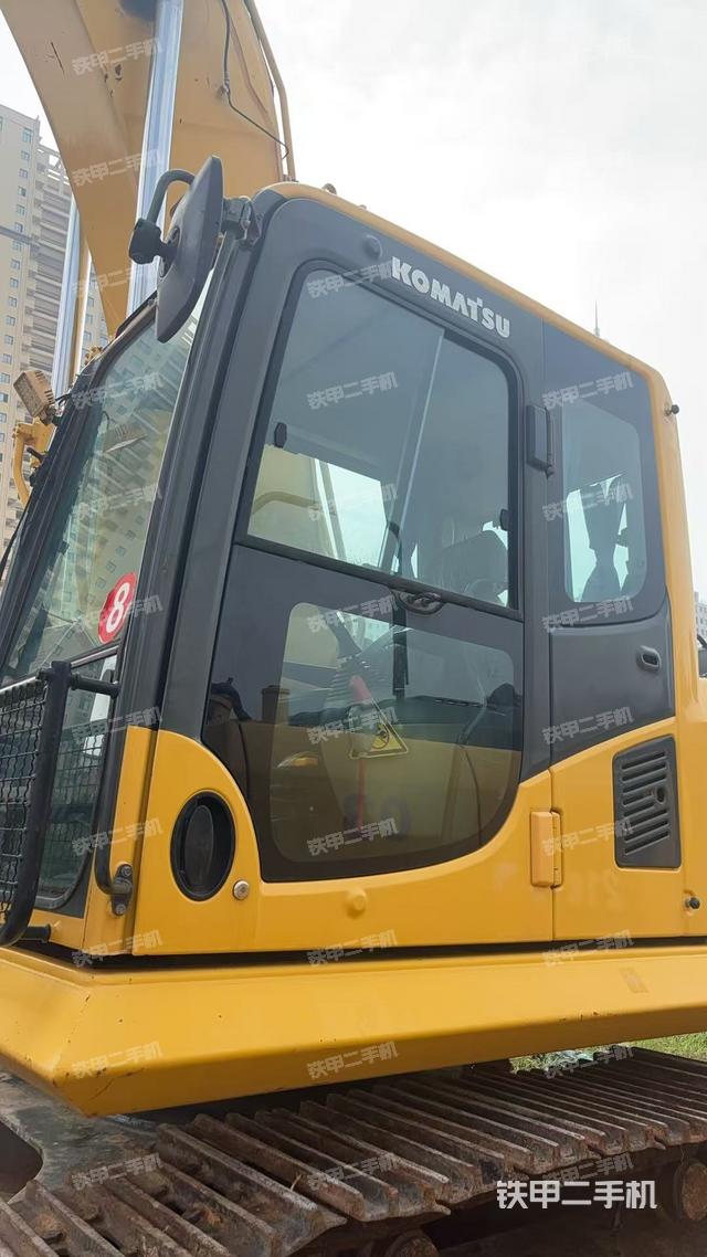 駕駛室整體(整機(jī)外觀) 駕駛室整體(整機(jī)外觀)