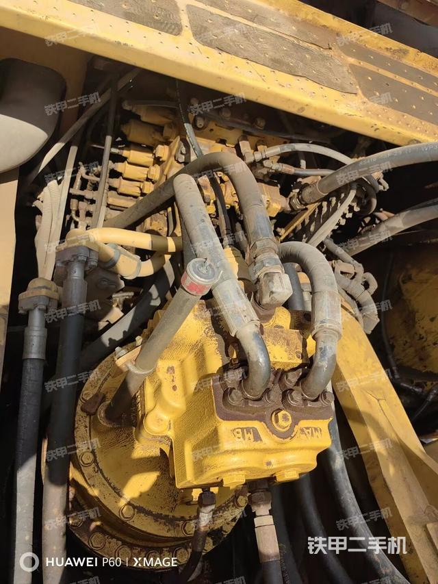 回转马达和主控阀(整机外观) 回转马达和主控阀(整机外观)