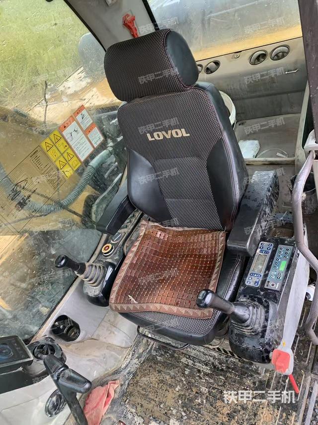 駕駛室整體(整機(jī)外觀) 駕駛室整體(整機(jī)外觀)