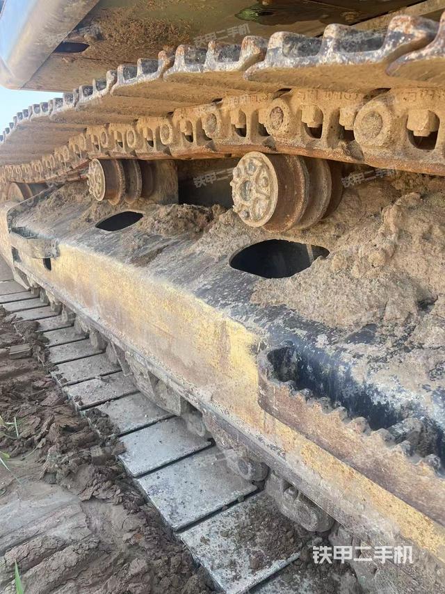 單側(cè)履帶整體(整機外觀) 單側(cè)履帶整體(整機外觀)