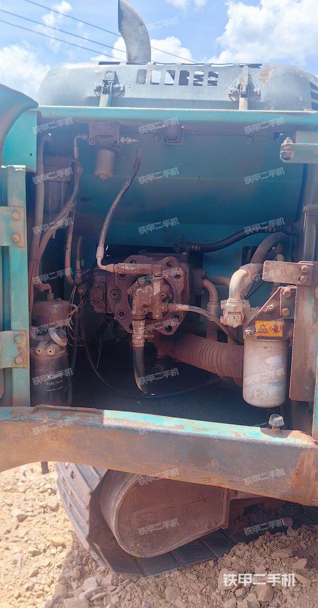 液壓泵艙室正面整體（整機外觀）