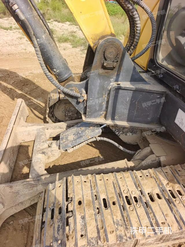 回转马达和主控阀(整机外观) 回转马达和主控阀(整机外观)