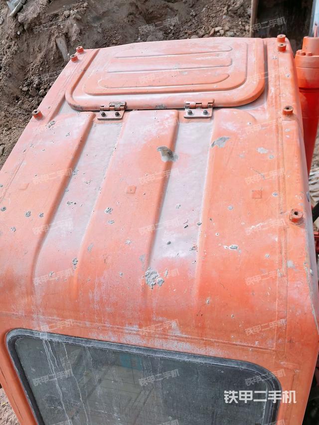 驾驶室顶部(整机外观) 驾驶室顶部(整机外观)