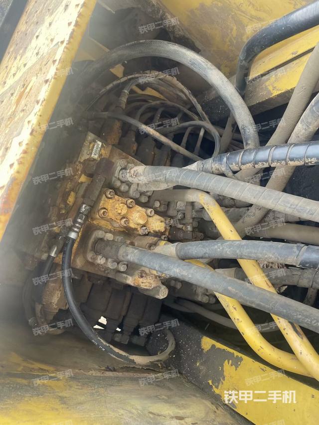 回转马达和主控阀(整机外观) 回转马达和主控阀(整机外观)