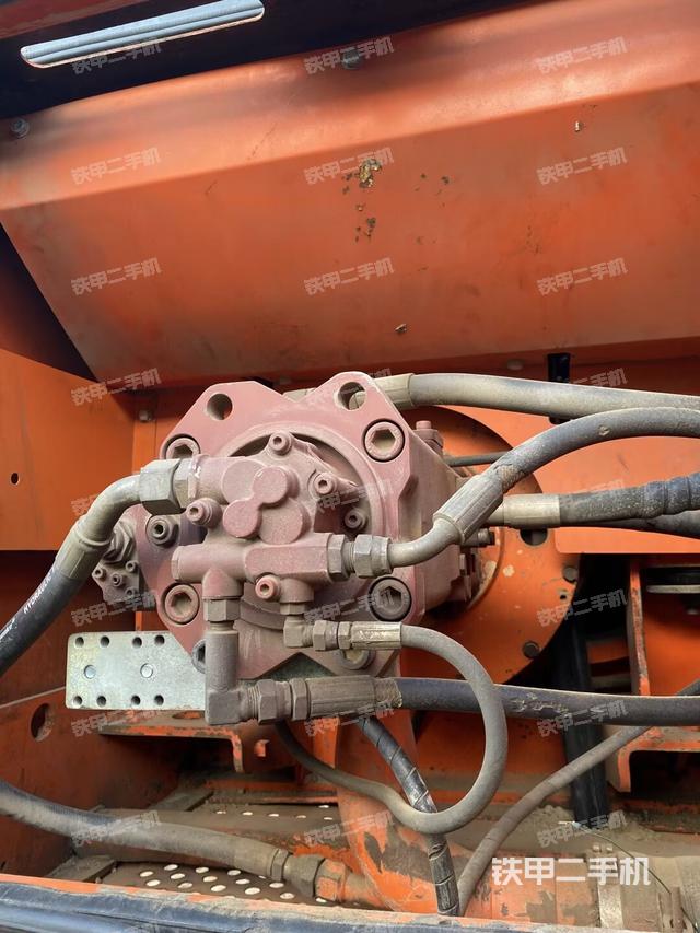 液压泵舱室正面整体(整机外观) 液压泵舱室正面整体(整机外观)