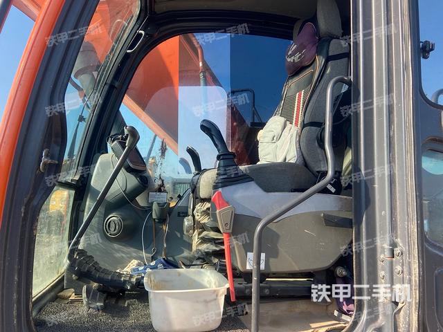 駕駛室整體(整機(jī)外觀) 駕駛室整體(整機(jī)外觀)