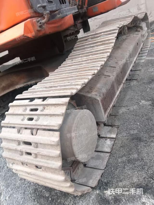 單側(cè)履帶整體(整機外觀) 單側(cè)履帶整體(整機外觀)