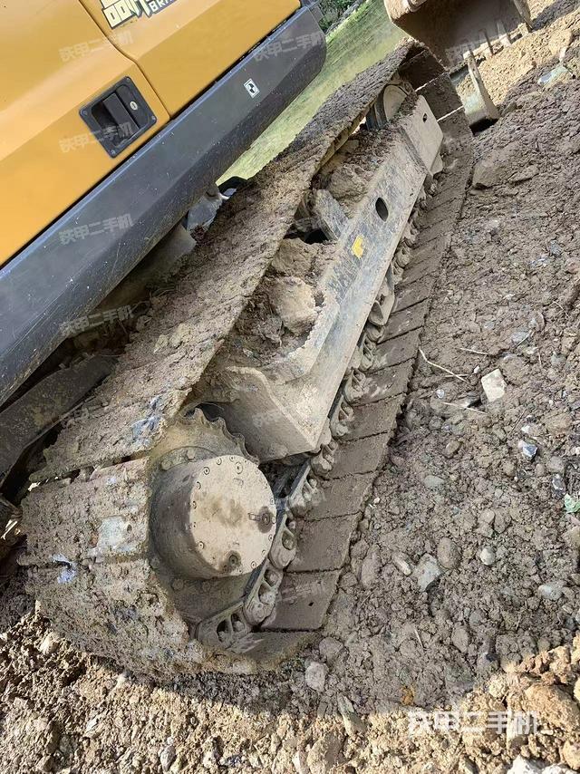 单侧履带整体(整机外观) 单侧履带整体(整机外观)