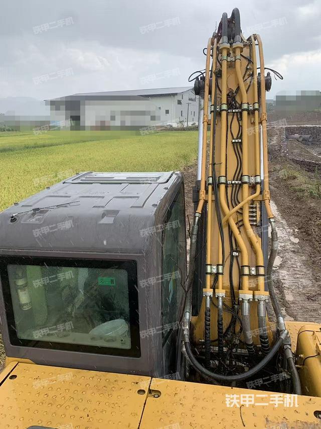 駕駛室頂部(整機(jī)外觀) 駕駛室頂部(整機(jī)外觀)
