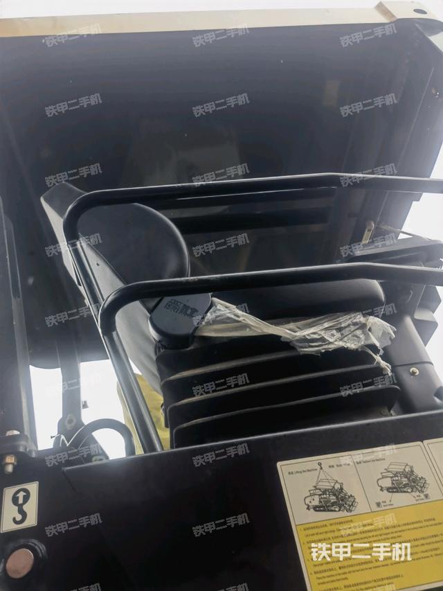 駕駛室操作臺(tái)(設(shè)備外觀及核心部件) 駕駛室操作臺(tái)(設(shè)備外觀及核心部件)