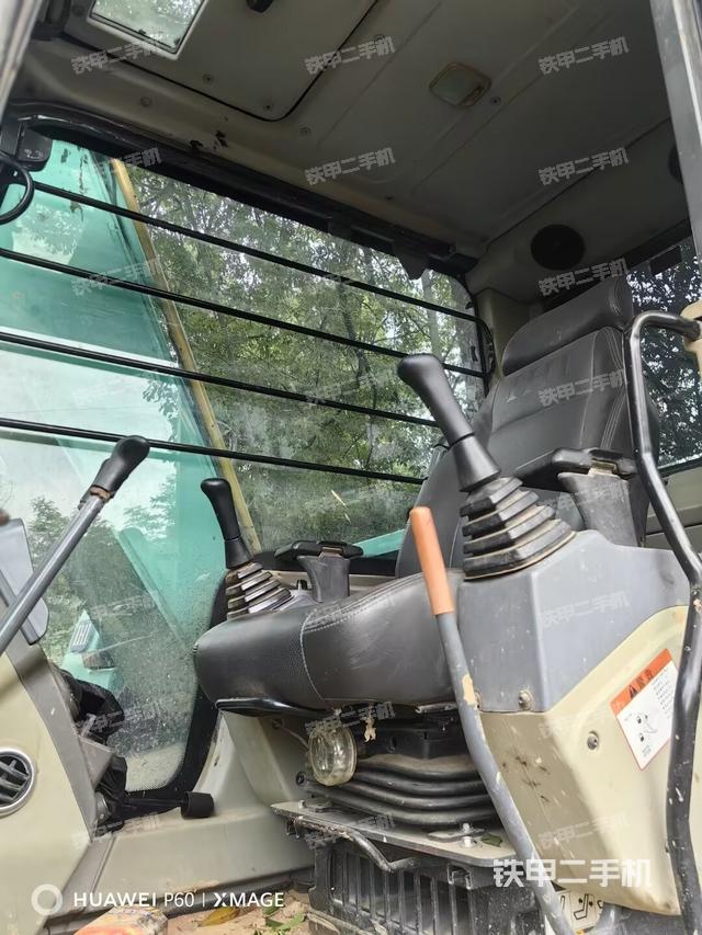 駕駛室整體(整機(jī)外觀) 駕駛室整體(整機(jī)外觀)